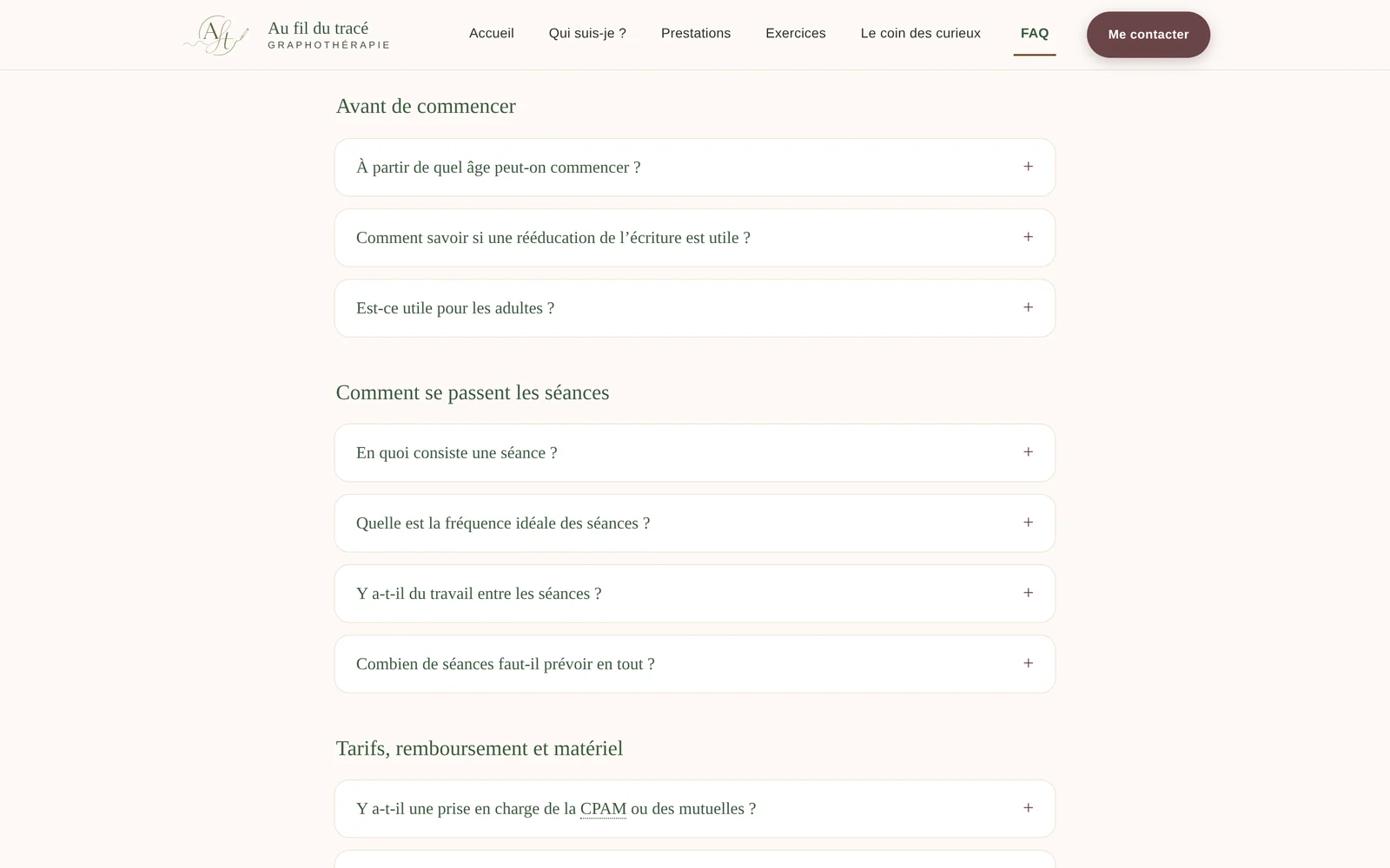 Page FAQ du site livré — les questions regroupées en trois thèmes, en accordéons.