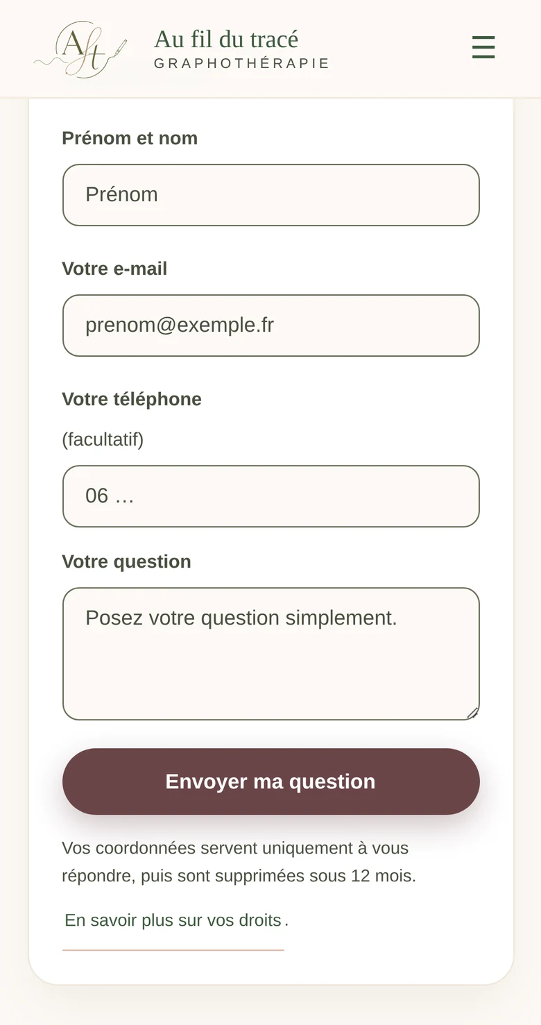 Le formulaire de contact en version mobile : libellés visibles au-dessus de chaque champ, mention « (facultatif) » sur le téléphone, bouton d'envoi pleine largeur.