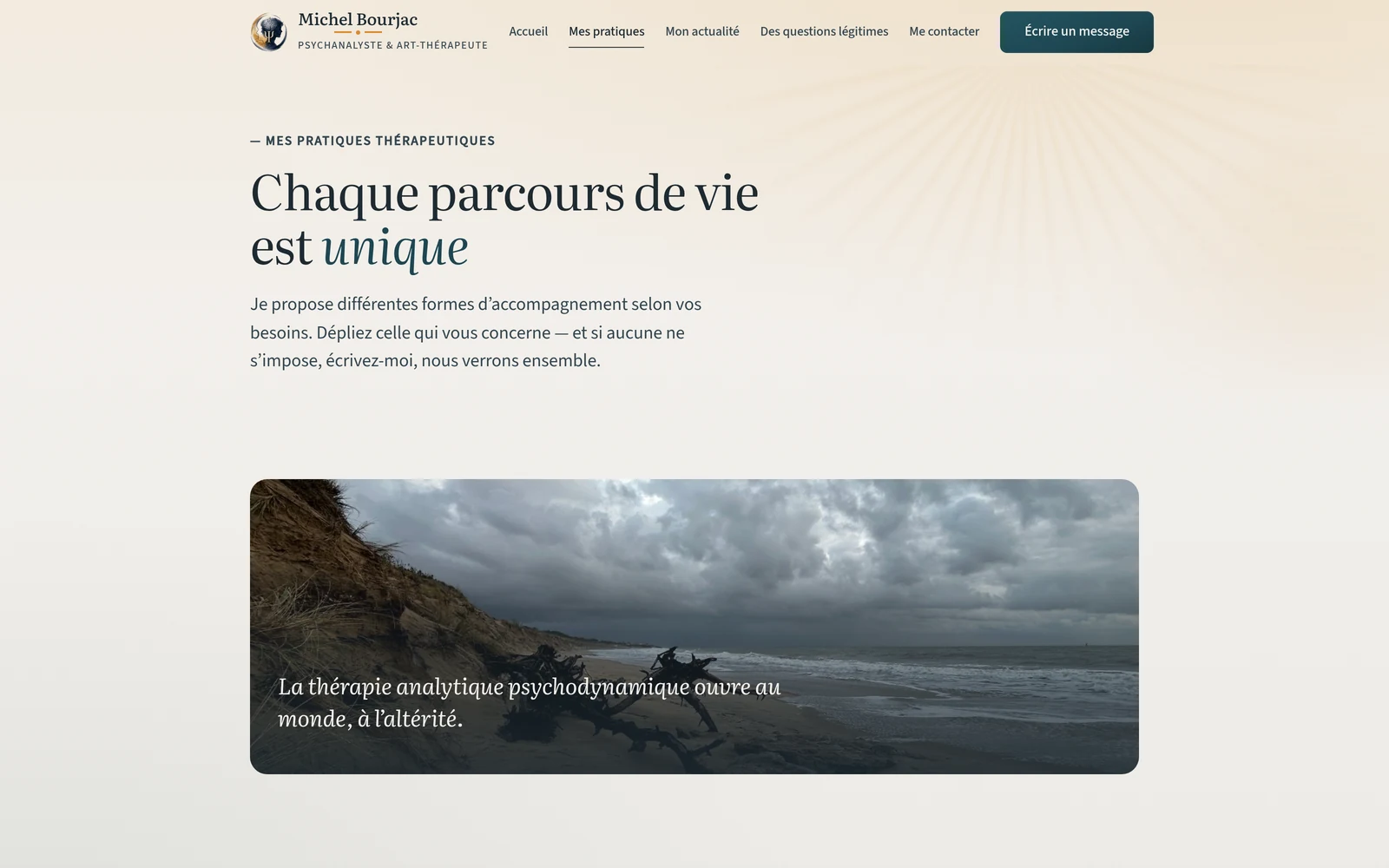 Page « Mes pratiques » du site livré — les quatre approches présentées en accordéons distincts sous le titre « Chaque parcours de vie est unique ».