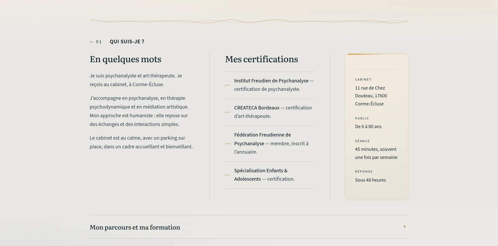 Section « Qui suis-je ? » du site livré, accordéon replié : un texte court en trois paragraphes, les quatre certifications en colonne, et un encart cabinet / public / séance / réponse.